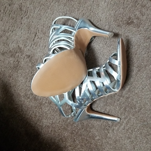 NYC Silver Heels - Picture 3 of 4